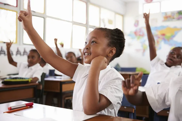 Studentessa alzando la mano durante la lezione — Foto Stock