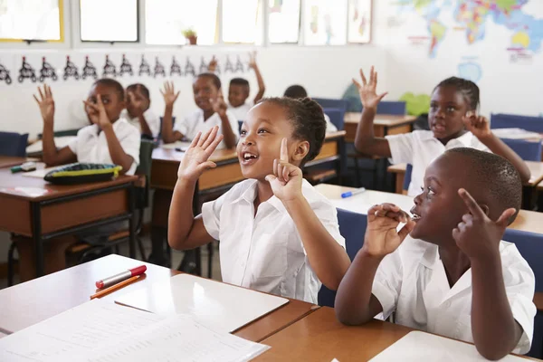 Kinder zeigen Hände während des Unterrichts — Stockfoto