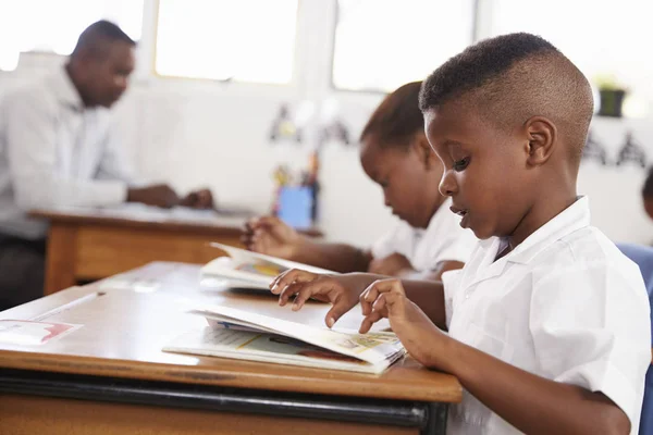 Anak sekolah membaca buku di kelas — Stok Foto