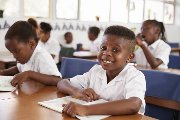 Anak sekolah tersenyum di depan kamera — Stok Foto