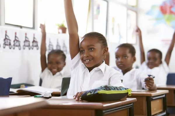 Bambini alzare le mani durante la lezione — Foto Stock