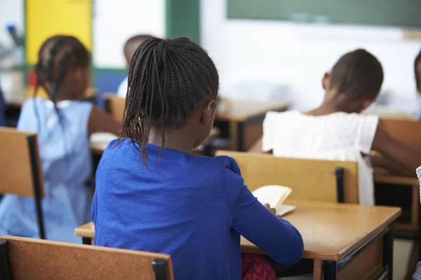 Anak-anak selama pelajaran di sekolah — Stok Foto