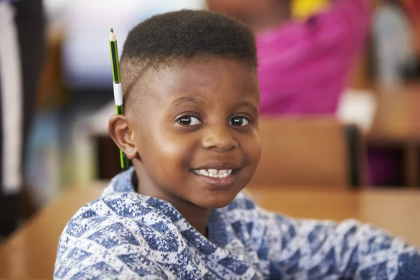 Niño sonriendo a la cámara —  Fotos de Stock