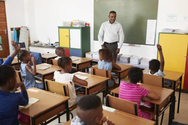 Insegnante e bambini durante la lezione — Foto Stock