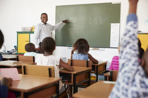 Profesor usando pizarra — Foto de Stock