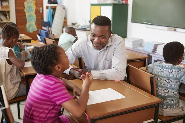 Professor ajudando menina da escola — Fotografia de Stock