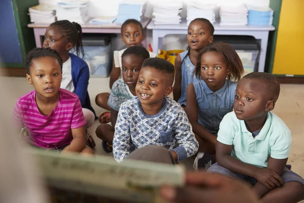 Guru membaca buku untuk anak-anak sekolah — Stok Foto