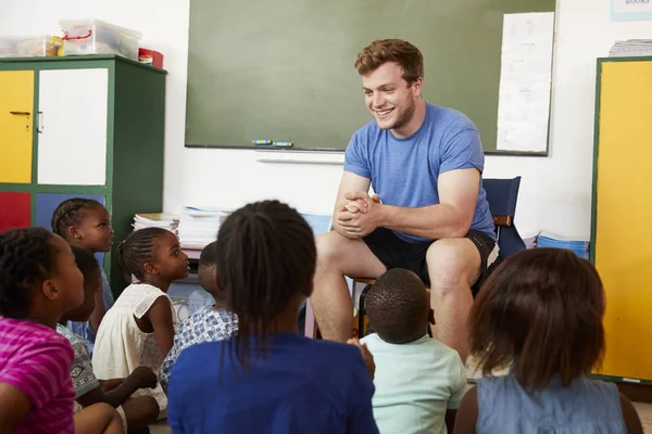 Escuela niños escuchar profesor — Foto de Stock