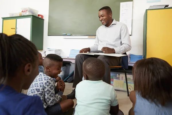 Skola lärare att läsa för barn — Stockfoto