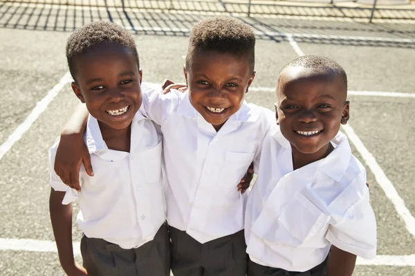 Meninos de escola sorrindo para a câmera — Fotografia de Stock