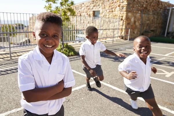 Skolpojkar körs i skolgården — Stockfoto