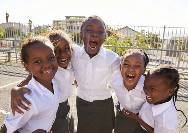 Schulmädchen auf dem Schulhof lächeln in die Kamera — Stockfoto