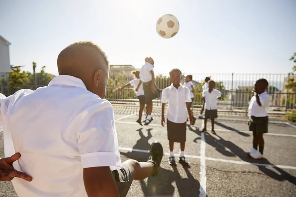 Garçon donnant des coups de pied à des camarades de classe — Photo