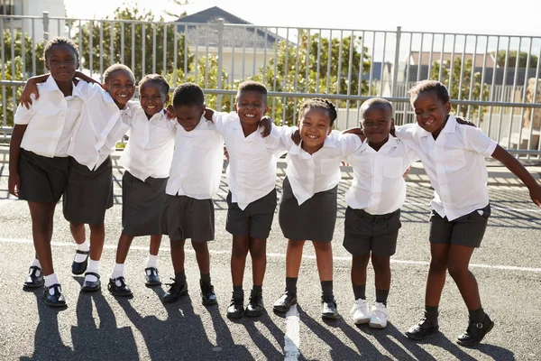 Crianças da escola posando no parque infantil — Fotografia de Stock