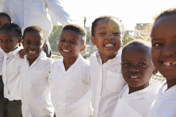 Crianças da escola sorrindo para a câmera — Fotografia de Stock