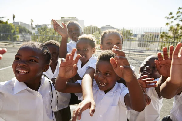 Crianças da escola acenando para câmera — Fotografia de Stock