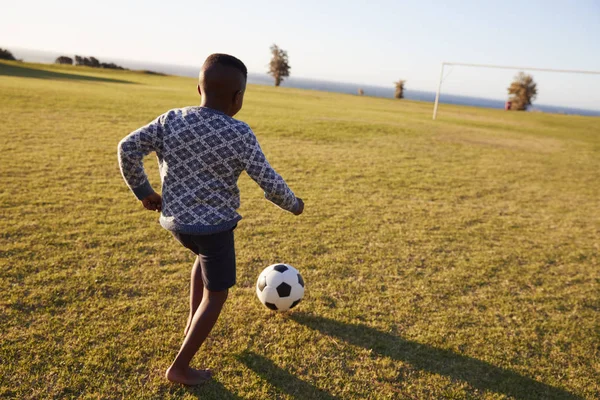 Menino da escola jogando futebol — Fotografia de Stock