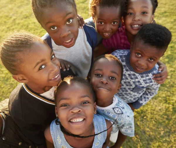 Schoolkinderen kijken op camera — Stockfoto