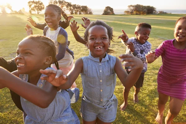 Schoolkinderen lopen naar camera — Stockfoto