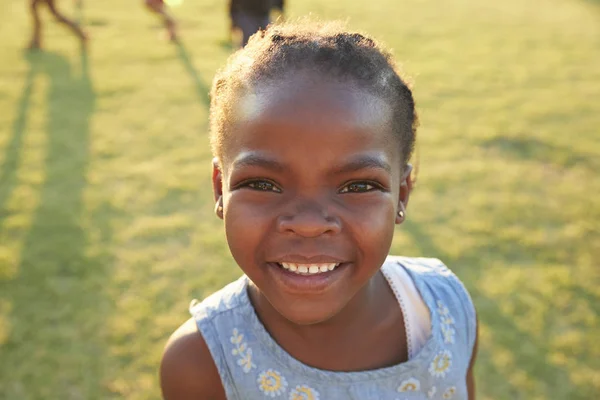 Iskola lány mosolyogva a kamera — Stock Fotó