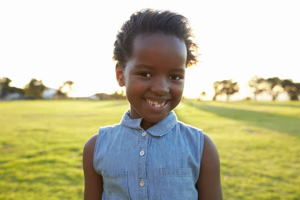 Menina da escola sorrindo no parque — Fotografia de Stock