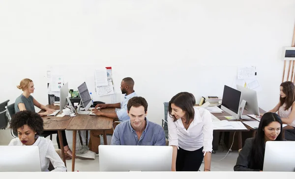 Colegas falando no trabalho no cargo — Fotografia de Stock