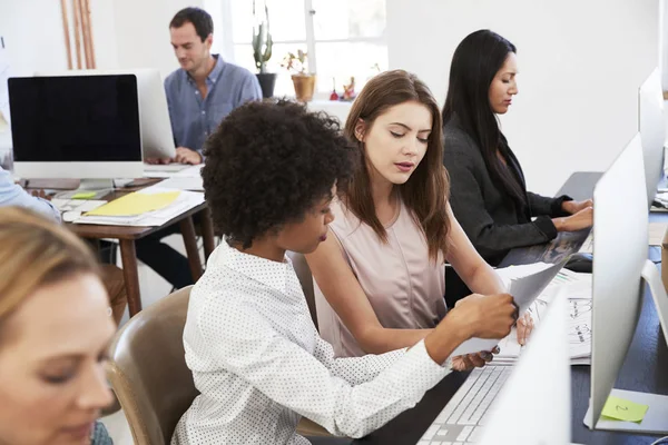 Frauen diskutieren Dokument im Amt — Stockfoto