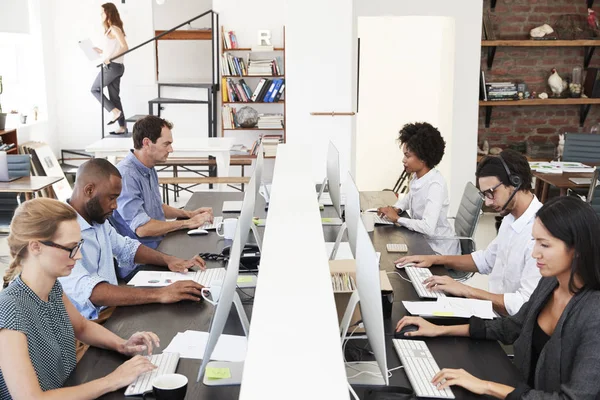 Kollegor som använder datorer i office — Stockfoto