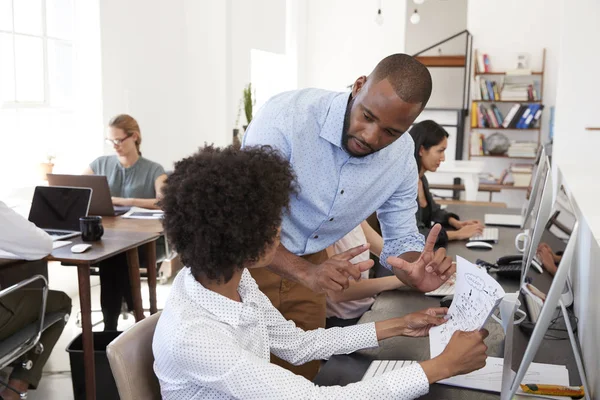 Man en vrouw werken bij Bureau — Stockfoto