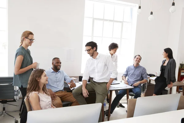 Collega's in informele vergadering — Stockfoto