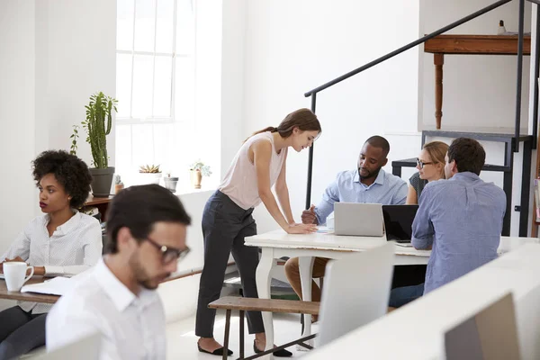 Vrouw die werkt met collega 's — Stockfoto