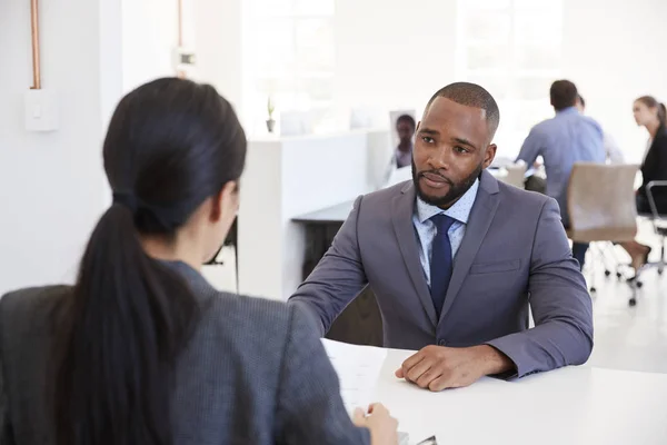 Zakenman en de vrouw zit op Bureau — Stockfoto