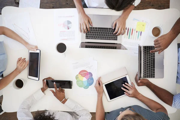 Mensen met behulp van computers aan balie — Stockfoto