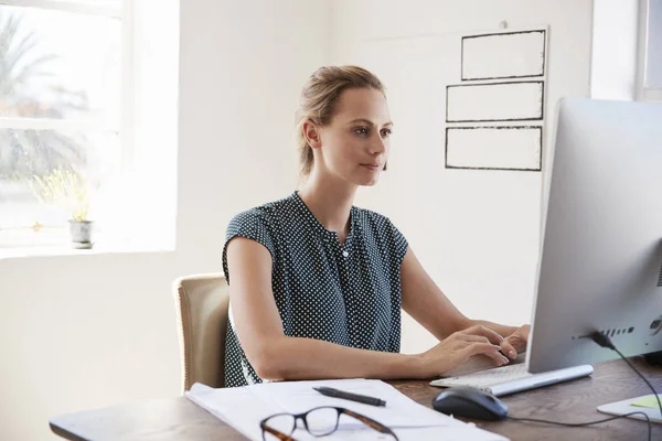 Frau benutzt Computer — Stockfoto