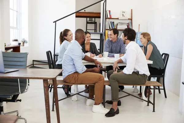 Reunião de equipe em torno da mesa — Fotografia de Stock