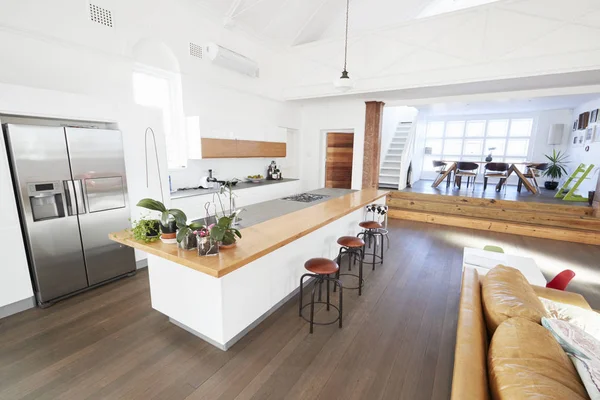 Intérieur avec cuisine ouverte et salle à manger — Photo