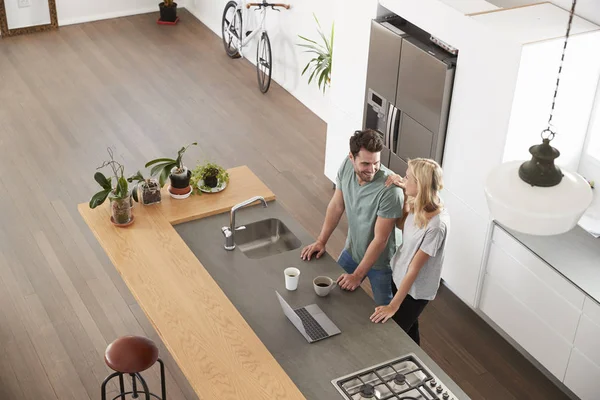 Couple debout dans la cuisine moderne — Photo