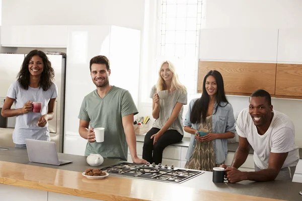 Amici incontro per il caffè in cucina — Foto Stock