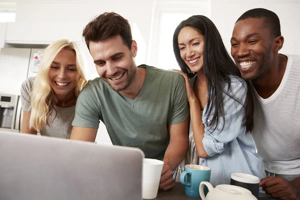 Vrienden kijken naar laptop — Stockfoto