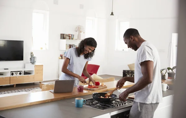 Casal preparando refeição na cozinha — Fotografia de Stock