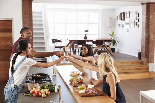 Amigos haciendo tostadas durante la fiesta — Foto de Stock