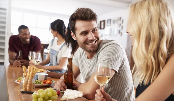 Vrienden genieten van dinerpartij — Stockfoto