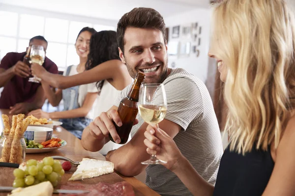 Amigos gostando de jantar — Fotografia de Stock