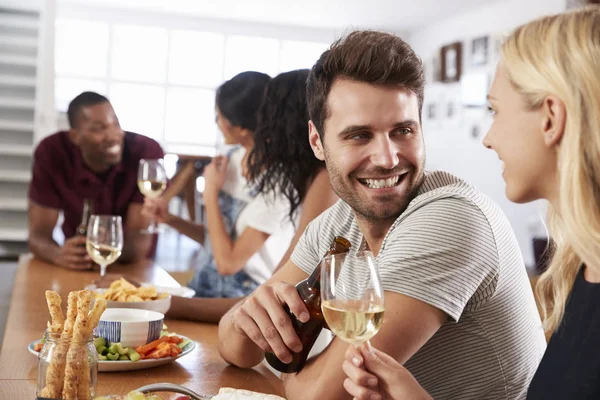 Vrienden genieten van dinerpartij — Stockfoto