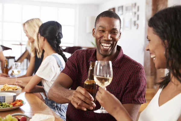 Amigos disfrutando de la cena — Foto de Stock