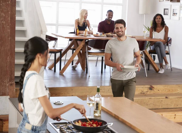 Vrienden met gerechten voor partij — Stockfoto