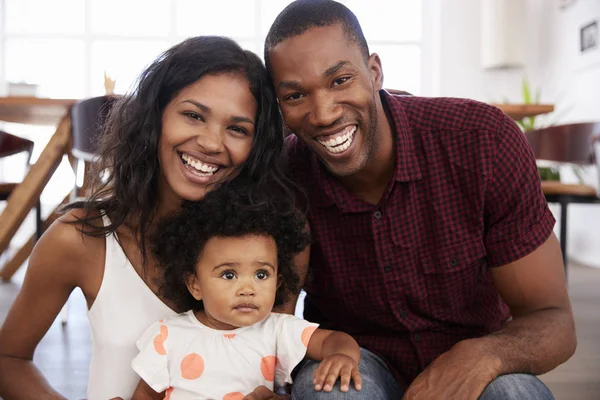 Portret van de familie met Baby dochter — Stockfoto