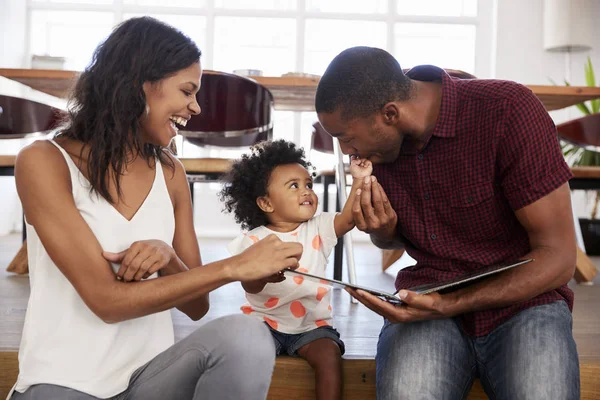 Ouders lezen met dochter — Stockfoto