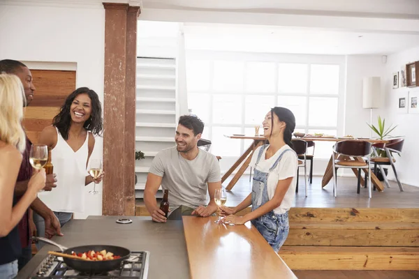 Amigos bebiendo durante la cena — Foto de Stock