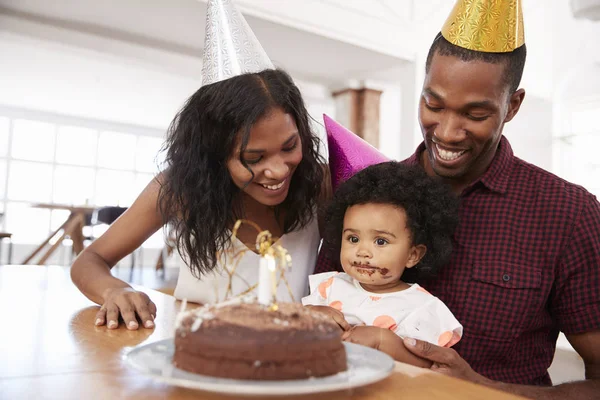 Pais celebrando aniversário com a filha — Fotografia de Stock